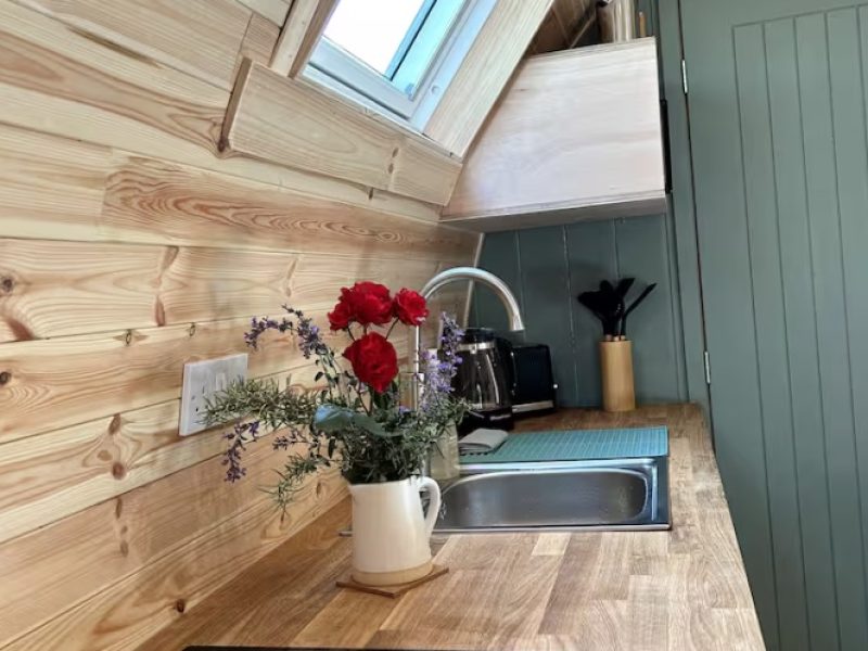 Kitchenette with hob & sink